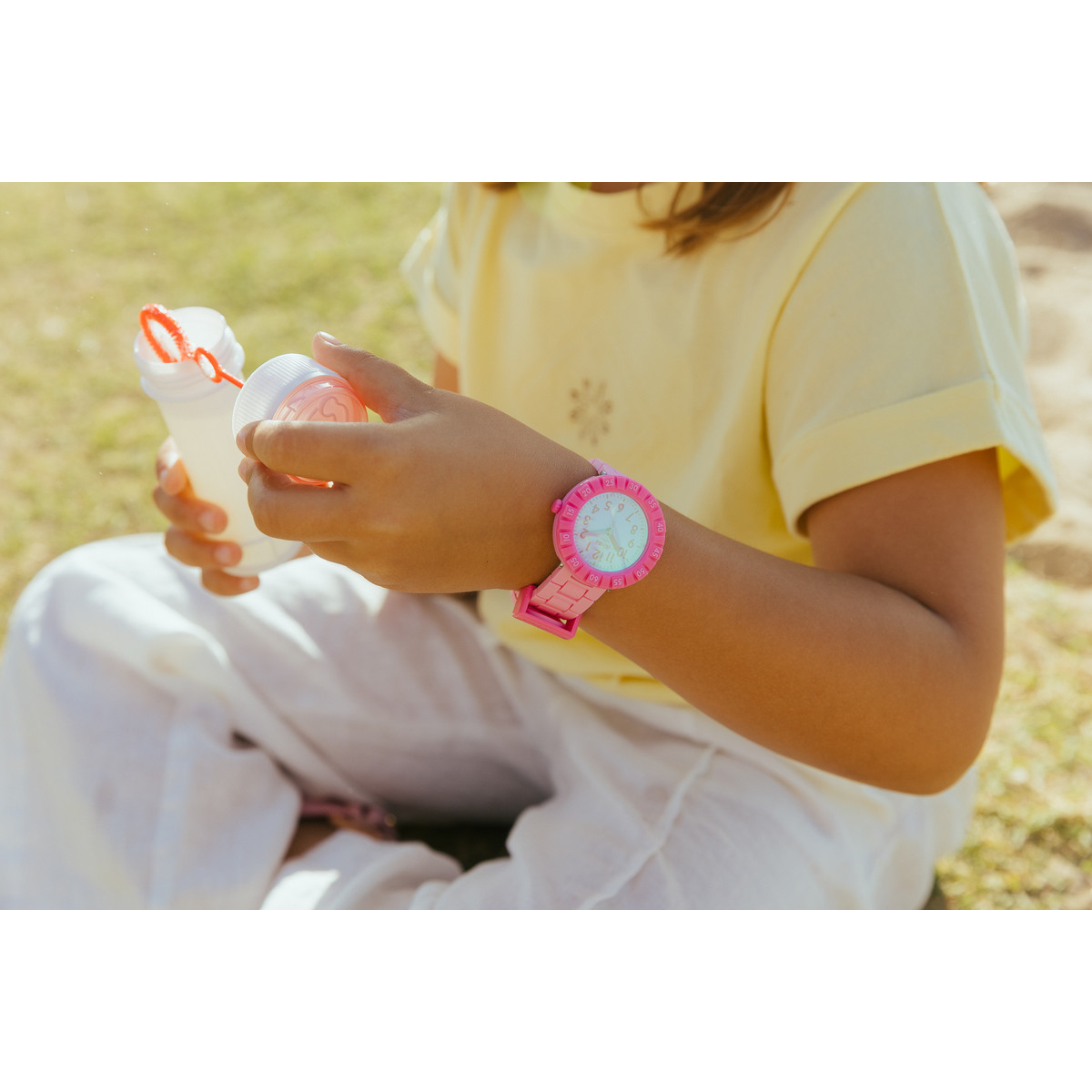 Montre Flik Flak summer splash enfant bracelet silicone rose - vue porté 1