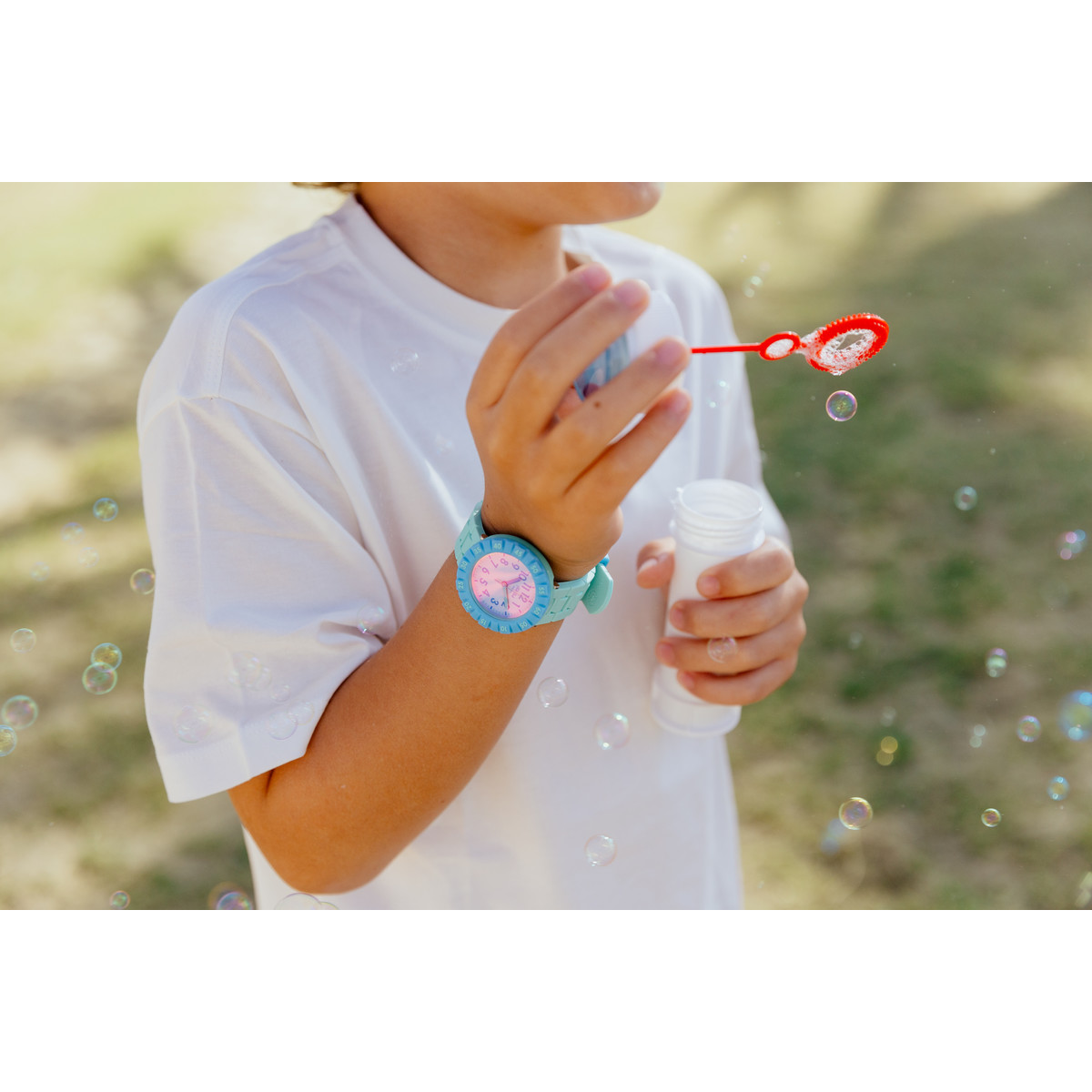 Montre Flik Flak summer splash enfant bracelet silicone bleu - vue porté 1