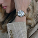 Montre BOSS business femme bracelet acier doré jaune - vue porté 1