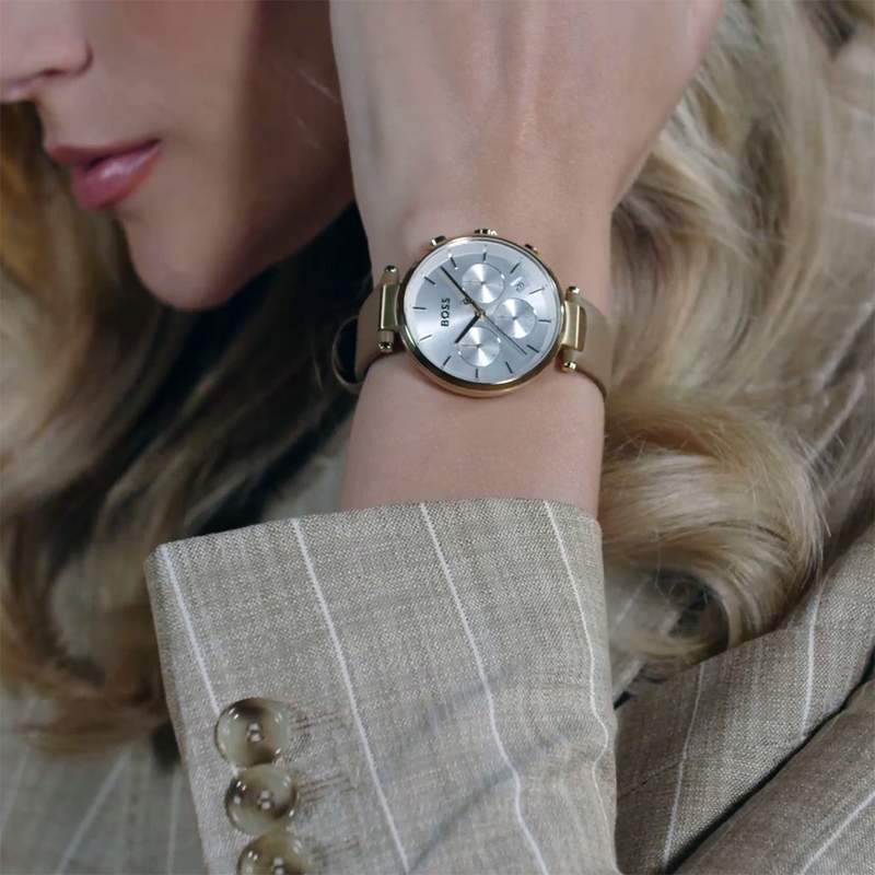 Montre BOSS business femme bracelet acier doré jaune - vue porté 1