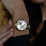 Montre BOSS business femme bracelet acier - vue porté 1