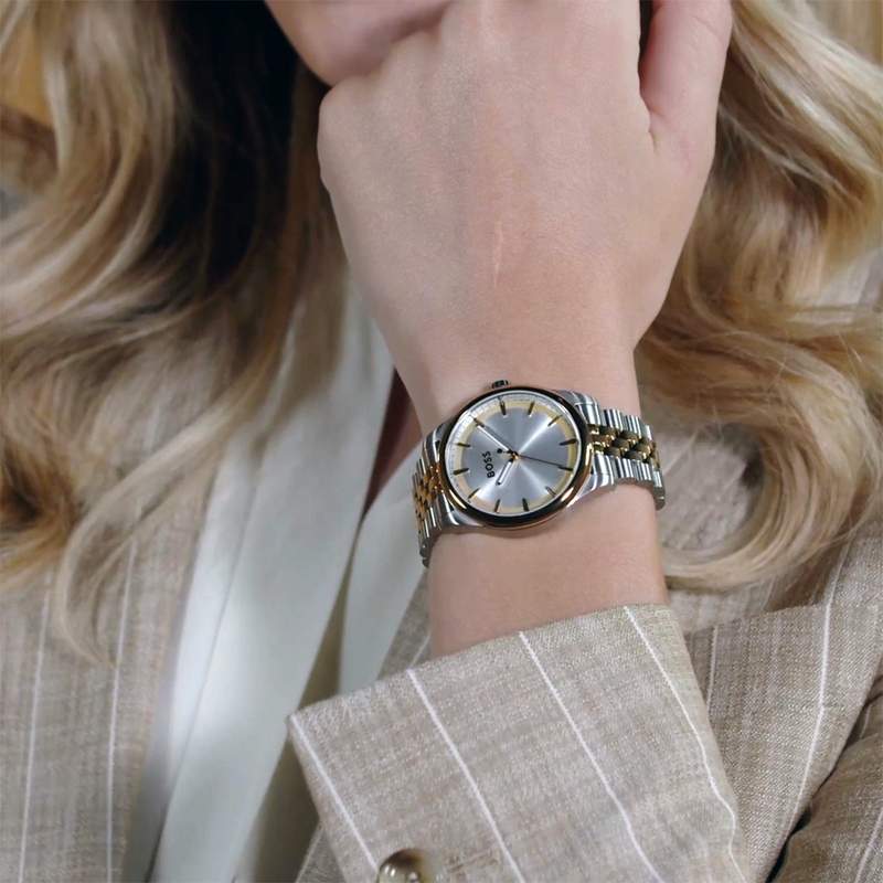 Montre BOSS sport lux femme bracelet acier - vue porté 1