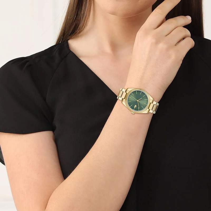 Montre LACOSTE capucine femme, bracelet acier - vue porté 1