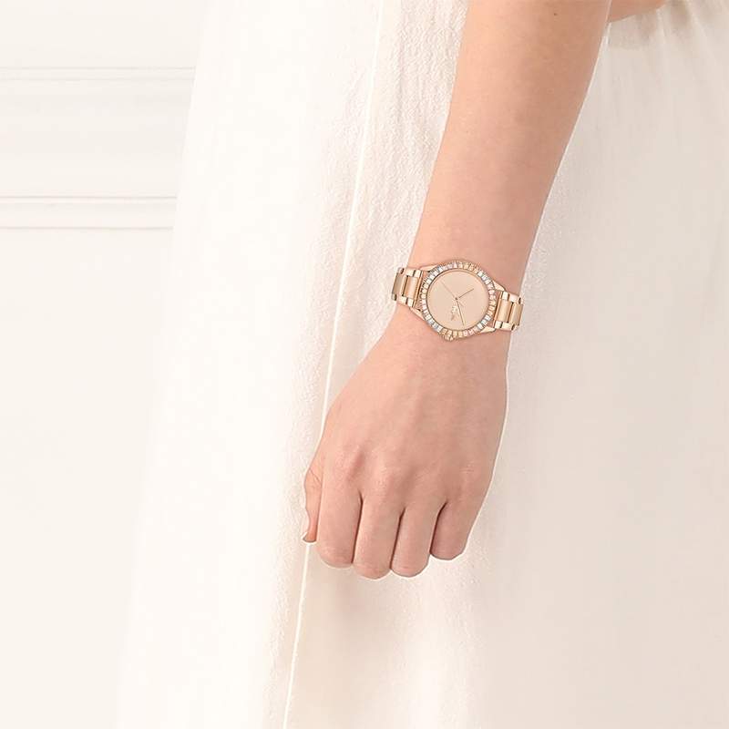 Montre LACOSTE Ladycroc femme bracelet acier doré jaune - vue porté 1