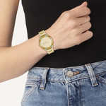 Montre LACOSTE Ladycroc femme bracelet acier - vue porté 1