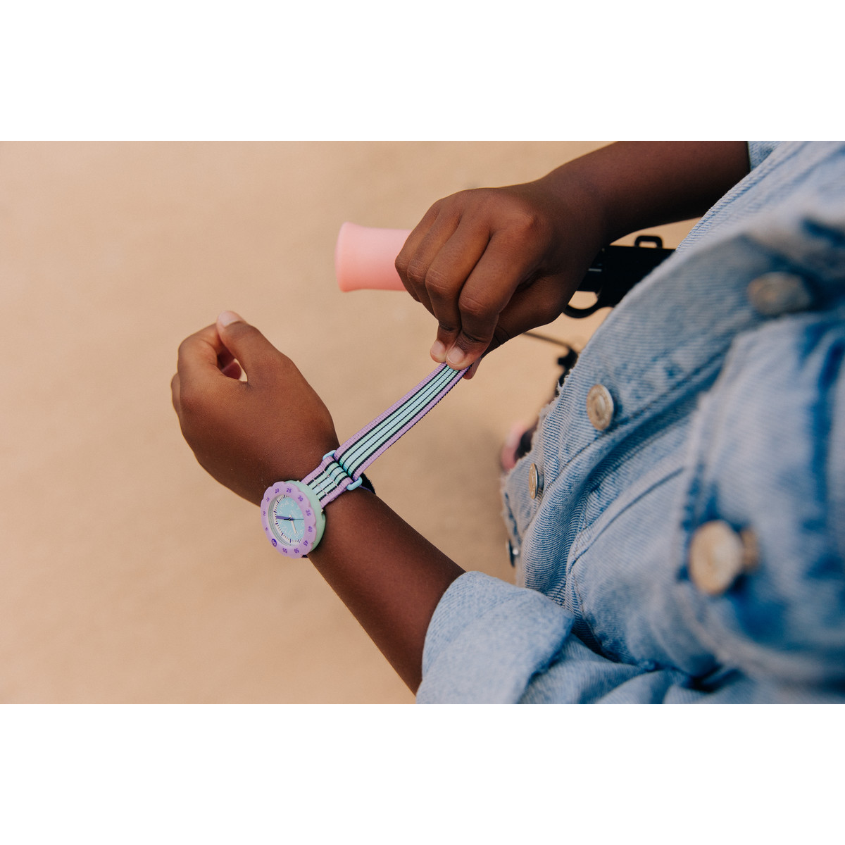 Montre FLIK FLAK loop it! enfant bracelet pet recycle vert - vue porté 1