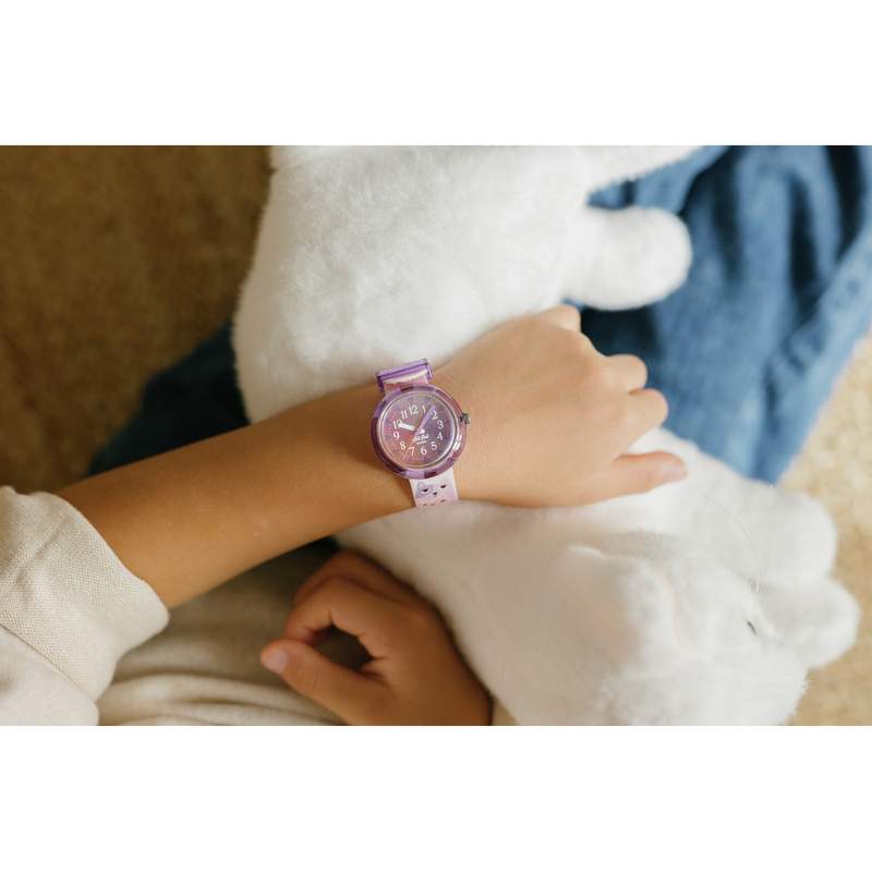 Montre FLIK FLAK CUTIE KITTY enfant cadran violet bracelet pet recycle rose - vue porté 2