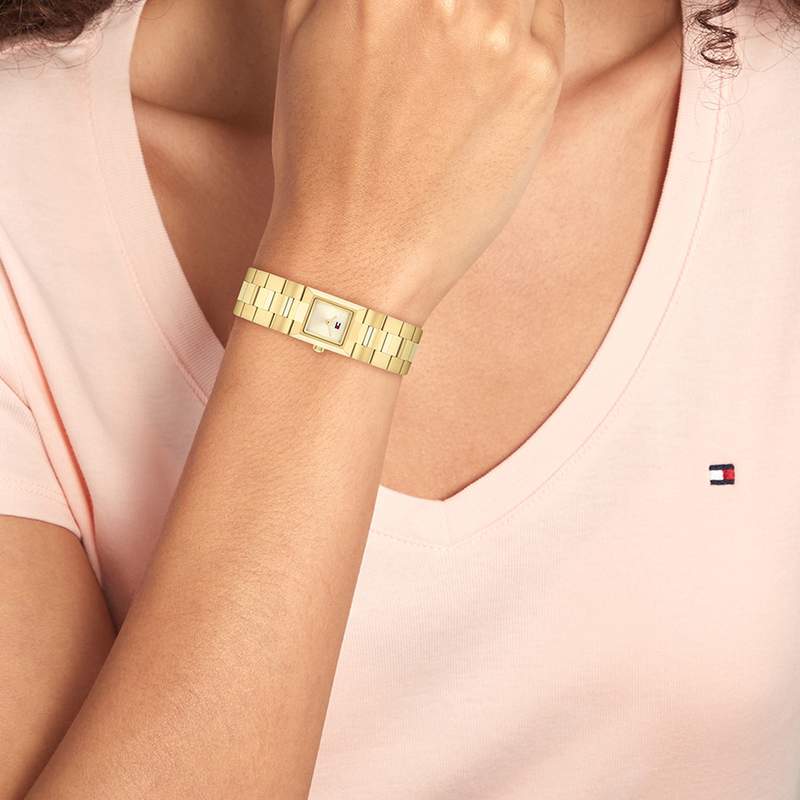 MONTRE TOMMY HILFIGER FEMME Ivy acier doré - vue porté 1