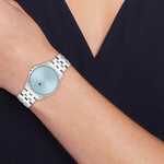 MONTRE TOMMY HILFIGER FEMME Jade acier cadran bleu - vue porté 1