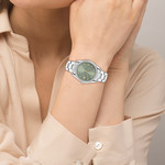 Montre LACOSTE parisienne femme acier cadran vert - vue porté 1