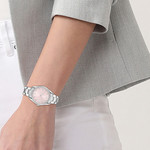 Montre LACOSTE lc33 femme vert cadran beige bracelet silicone - vue porté 1