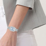 Montre LACOSTE parisienne femme acier cadran bleu - vue porté 1