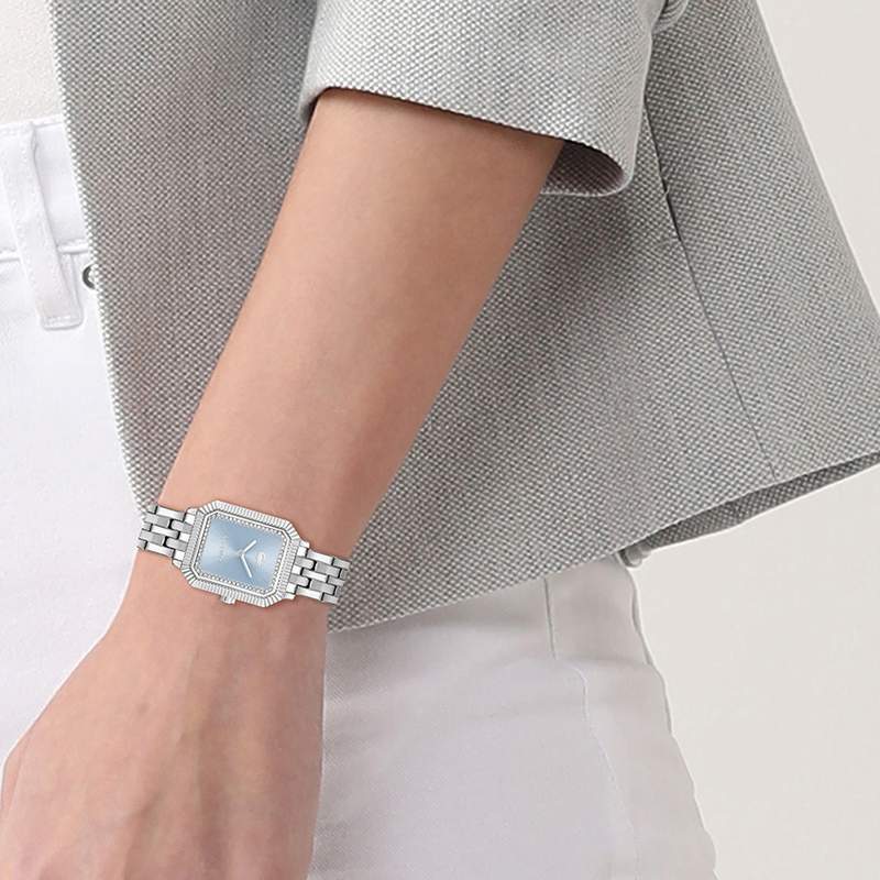 Montre LACOSTE parisienne femme acier cadran bleu - vue porté 1