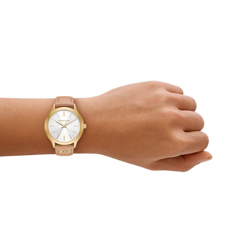 Montre MICHAEL KORS slim runway femme bracelet cuir beige - vue porté 2