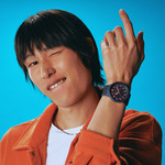 Montre SWATCH essentials mixte cadran bleu bracelet silicone bleu - vue porté 1