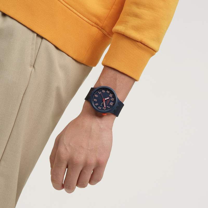 Montre SWATCH essentials mixte cadran bleu bracelet silicone bleu - vue porté 2