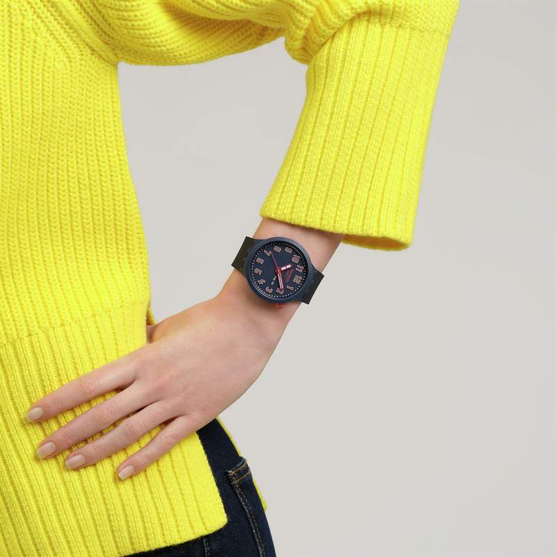 Montre SWATCH essentials mixte cadran bleu bracelet silicone bleu - vue porté 3