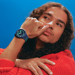 Montre SWATCH essentials mixte cadran bleu bracelet silicone bleu - vue porté 1