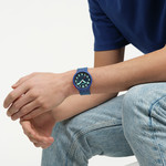 Montre SWATCH essentials mixte cadran bleu bracelet silicone bleu - vue porté 2