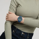 Montre SWATCH essentials mixte cadran bleu bracelet silicone bleu - vue porté 3