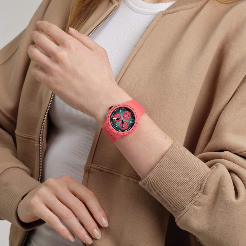 Montre SWATCH essentials mixte cadran rose bracelet silicone vert - vue porté 2
