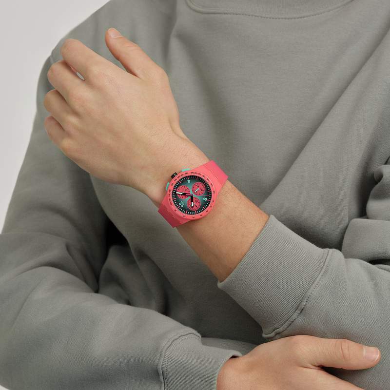 Montre SWATCH essentials mixte cadran rose bracelet silicone vert - vue porté 3