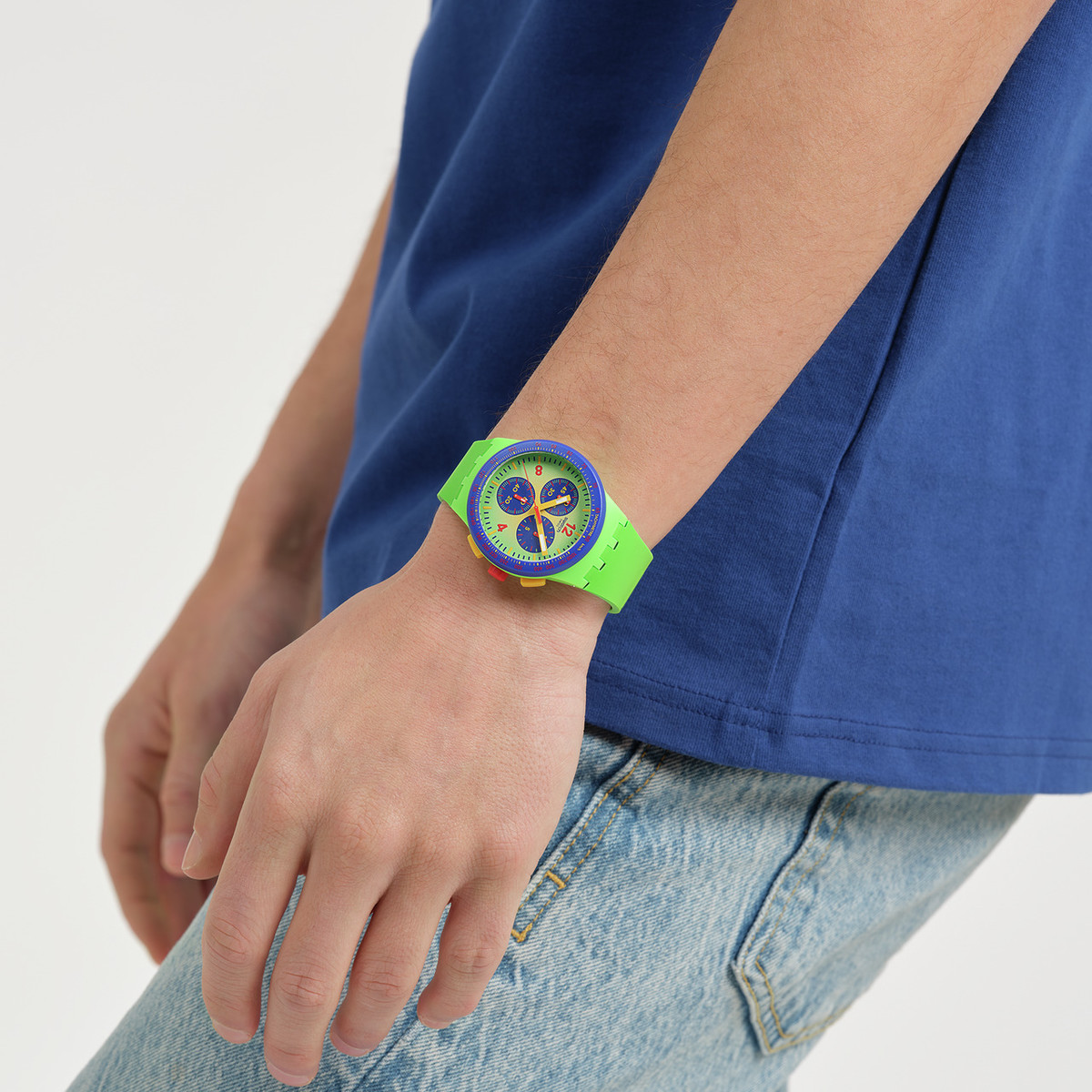 Montre SWATCH essentials mixte cadran vert bracelet silicone vert - vue porté 2