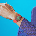 Montre SWATCH essentials mixte cadran vert bracelet silicone rouge - vue porté 1