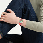 Montre SWATCH essentials mixte cadran vert bracelet silicone rouge - vue porté 2