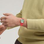 Montre SWATCH essentials mixte cadran vert bracelet silicone rouge - vue porté 3