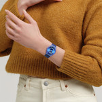Montre SWATCH essentials mixte cadran bleu bracelet silicone bleu - vue porté 1