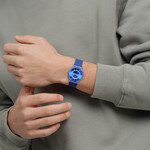 Montre SWATCH essentials mixte cadran bleu bracelet silicone bleu - vue porté 2
