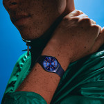 Montre SWATCH essentials mixte cadran bleu bracelet silicone bleu - vue porté 1