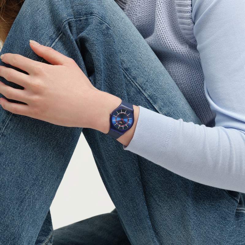 Montre SWATCH essentials mixte cadran bleu bracelet silicone bleu - vue porté 3