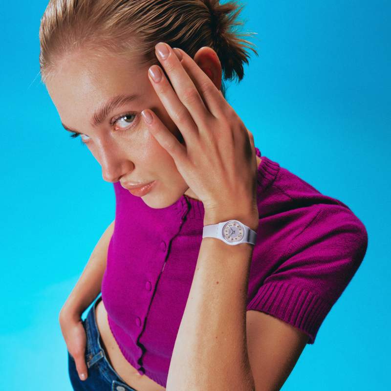 Montre SWATCH essentials femme cadran violet bracelet silicone violet - vue porté 1