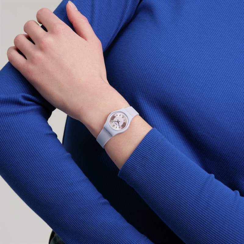 Montre SWATCH essentials femme cadran violet bracelet silicone violet - vue porté 2