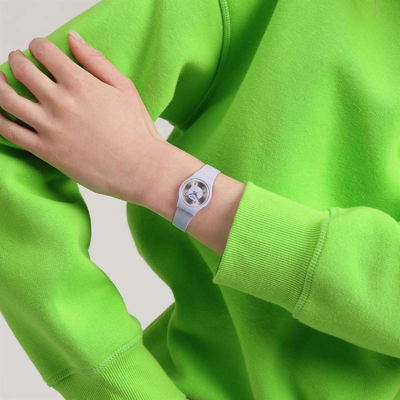Montre SWATCH essentials femme cadran violet bracelet silicone violet - vue porté 3