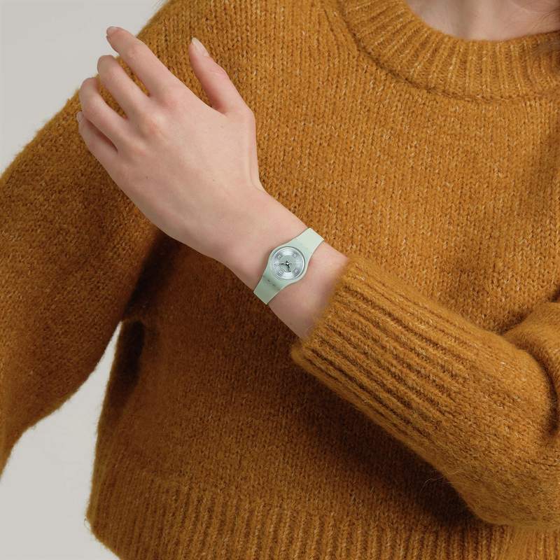 Montre SWATCH essentials femme cadran vert bracelet silicone vert - vue porté 2