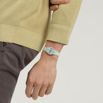 Montre SWATCH essentials femme cadran vert bracelet silicone vert - vue porté 3