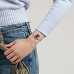 Montre SWATCH essentials femme cadran marron bracelet silicone brun - vue porté 1