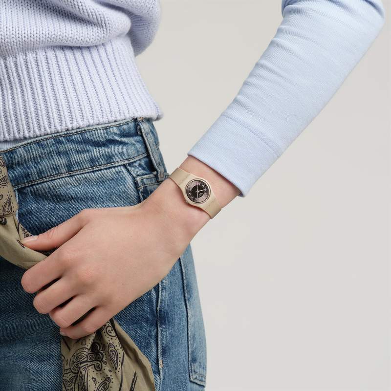 Montre SWATCH essentials femme cadran marron bracelet silicone brun - vue porté 1