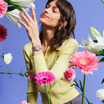 Montre SWATCH blossom time femme cadran rose bracelet acier inoxydable gris - vue porté 1