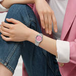 Montre SWATCH blossom time femme cadran rose bracelet acier inoxydable gris - vue porté 3