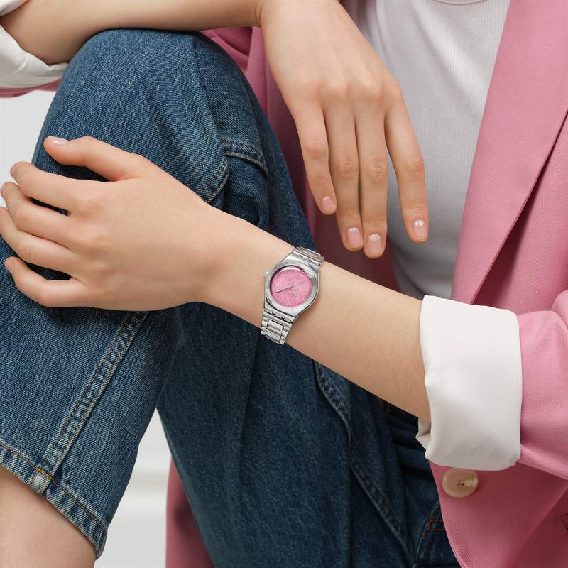 Montre SWATCH blossom time femme cadran rose bracelet acier inoxydable gris - vue porté 3