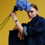 Montre SWATCH blossom time femme cadran bleu bracelet acier inoxydable - vue porté 1