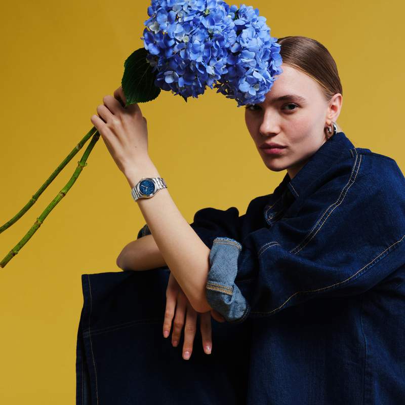 Montre SWATCH blossom time femme cadran bleu bracelet acier inoxydable - vue porté 1