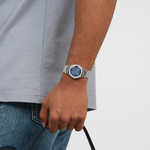 Montre SWATCH blossom time femme cadran bleu bracelet acier inoxydable - vue porté 2