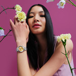 Montre SWATCH blossom time femme cadran jaune bracelet acier inoxydable - vue porté 1