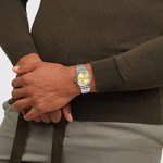 Montre SWATCH blossom time femme cadran jaune bracelet acier inoxydable - vue porté 2