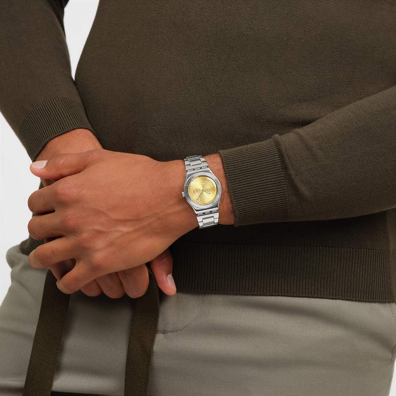 Montre SWATCH blossom time femme cadran jaune bracelet acier inoxydable - vue porté 2
